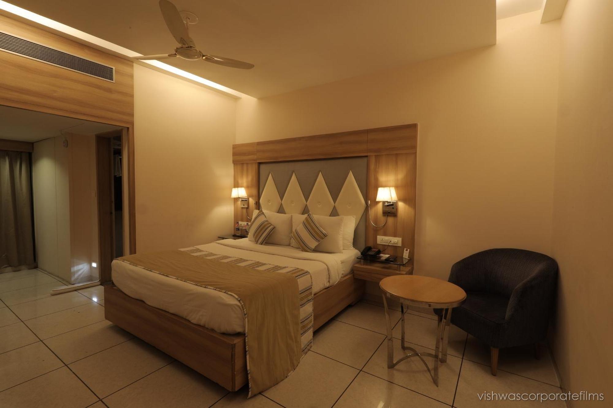Rang Lords Inn Bharuch 外观 照片